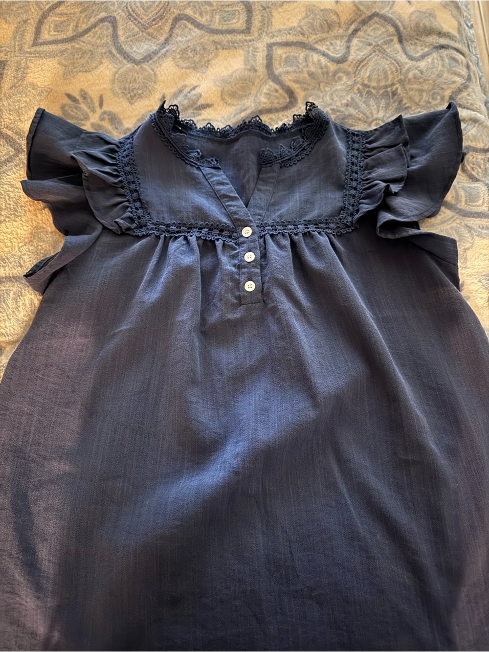 Womenโs Navy Lace-Trim Flutter Sleeve Blouse size Large